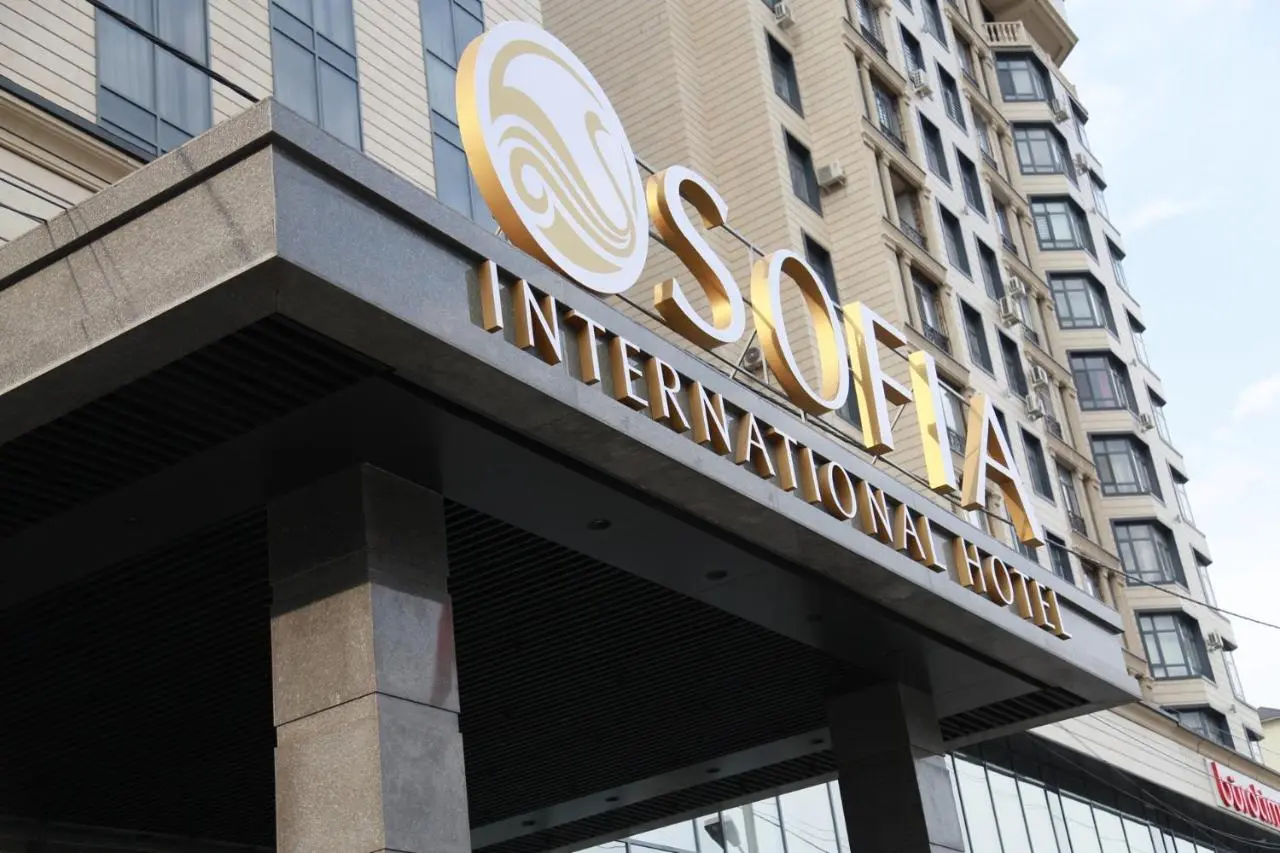 Момент проведения шахматного турнира в отеле Sofia International, показывающий комфортную и профессиональную обстановку для участников.